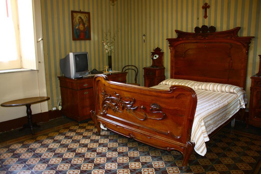 زافيرانا إتنيا B&B Sotto I Pini الغرفة الصورة